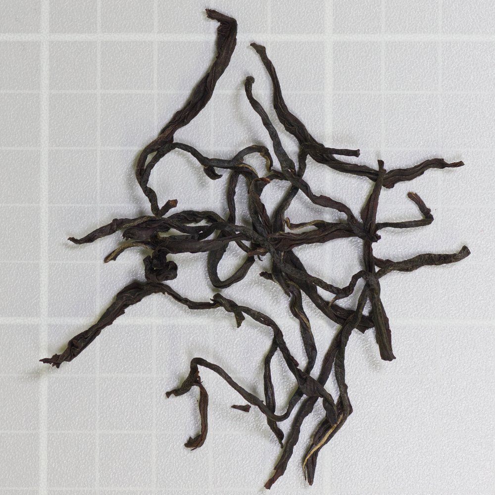 Ruby Red produced by Tung Pang Black Tea Co. Ltd and sold by Tea Wala. Long wiry dark greyish/yellowish brown leaves with notes of peach and cherry. Good balance of sweetness and astringency. See the score: teaepicure.com/ruby-red-tung-… #taiwantea #teaepicure