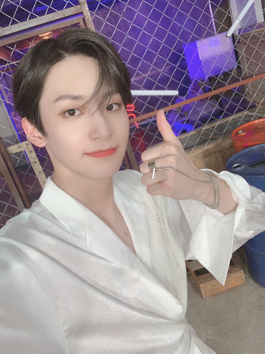 CRAVITY_twt's tweet photo. 당했다...🧐
#크래비티 #정모 #러비티 #음향사고 #딩고 #포토바이_셂 https://t.co/nRQtGS1gMD