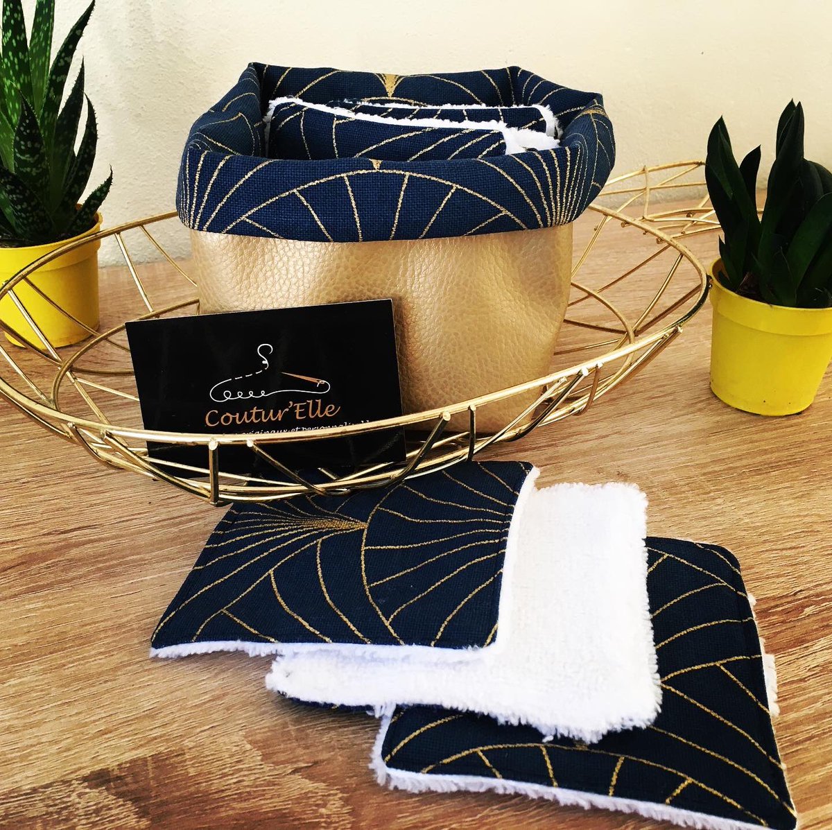 ElleCoutur's tweet photo. Cette rentrée 2020 me semble être placée sous le signe de l’écologie 😉 Voilà une nouvelle confection de 7 #lingettes accompagnées de leur panier en #similicuir doré
#zerodechet #lingettesbebe #cotonslavables #handmade #fabriqueenfrance #madeinfrance #faitmain https://t.co/AV3L56H2Hc