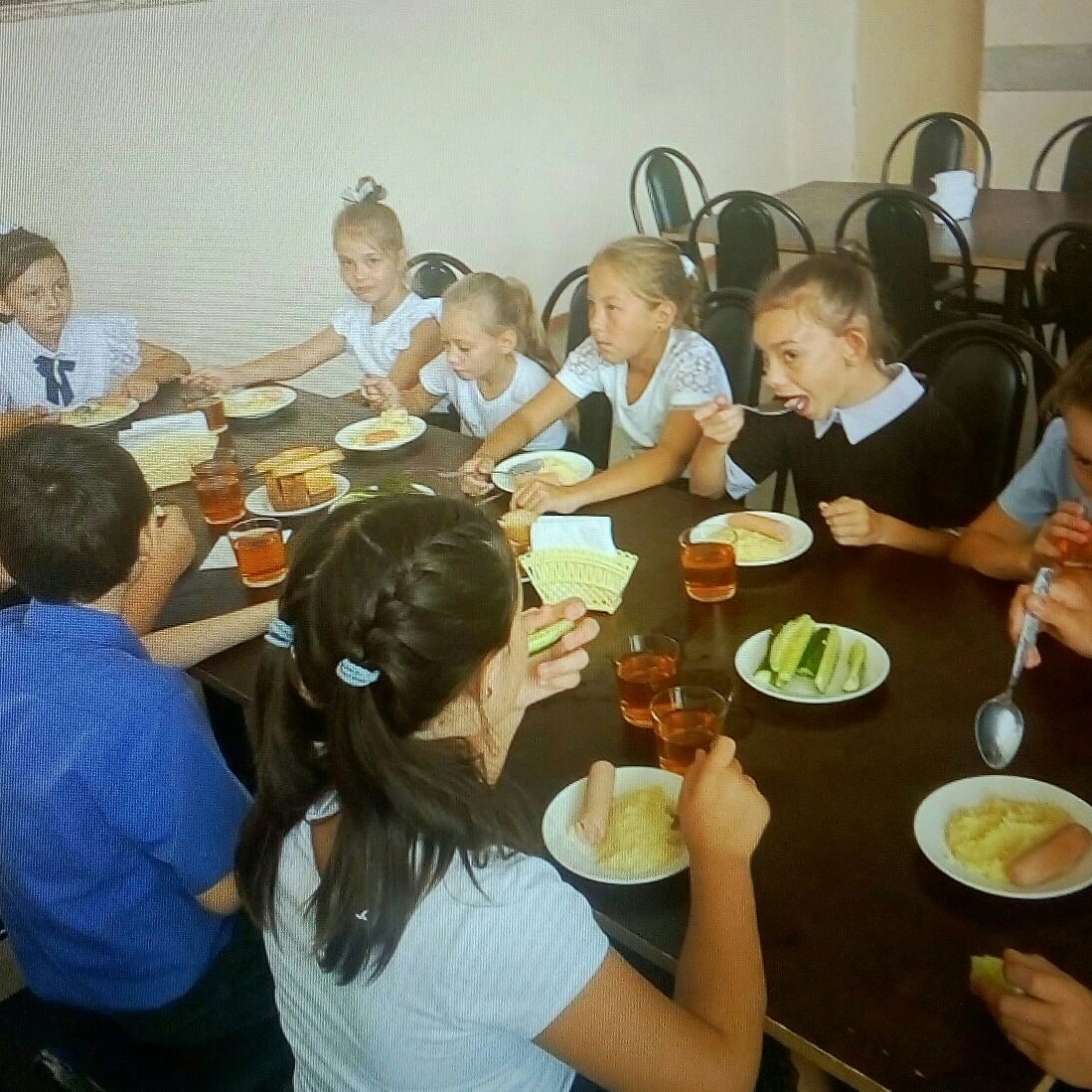 Russia. Proino dorean kai xoris maskes. STA dimotika. Stin Ellada panikos.