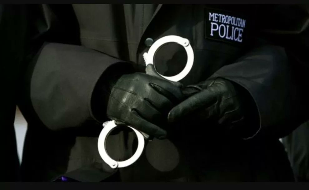 ealingMPS's tweet photo. #WestAreaVSU team 2 on patrol in #Northolt arrested a male wanted for failing to appear at court for possession of class A drugs. He was with four others who all had cannabis on them. They were all given warnings for cannabis possession. #StopSearchWorks #AlwaysLooking https://t.co/q5xFxBeac1