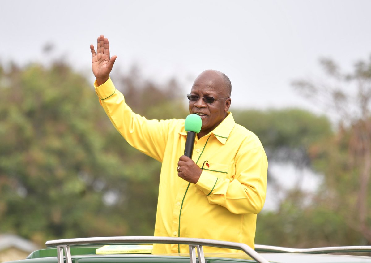 voiceofbongo's tweet photo. "Ukifika Bunda hakuna taa za barabarani haya yote niliwaambia hawakusikia. Maendeleo lazima utapeleka mahali ambako unapata support, siwafichi na wala siwatishi nawambia ukweli mchana kweupe, kazi ni kwenu. Chagueni wa CCM au chagueni majuto." - Rais Magufuli akiwa Simiyu leo https://t.co/I1tDRs9y85