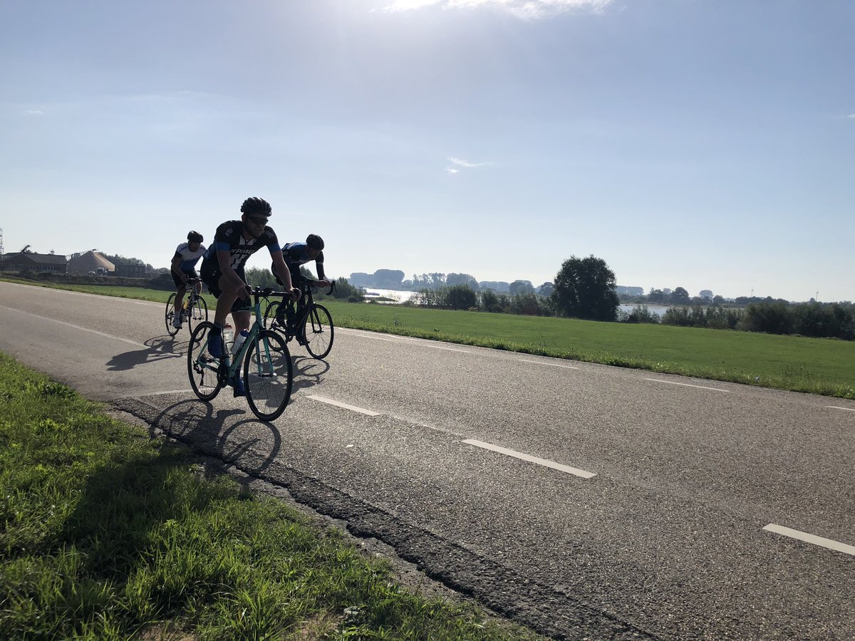 Op de Spijksedijk mooie uitzichten vandaag. Of de renners er oog voor hebben weten we niet. De dijk is namelijk ook één van de twee Strava segmenten in de toertocht. #Wielerdagvoorbedrijven