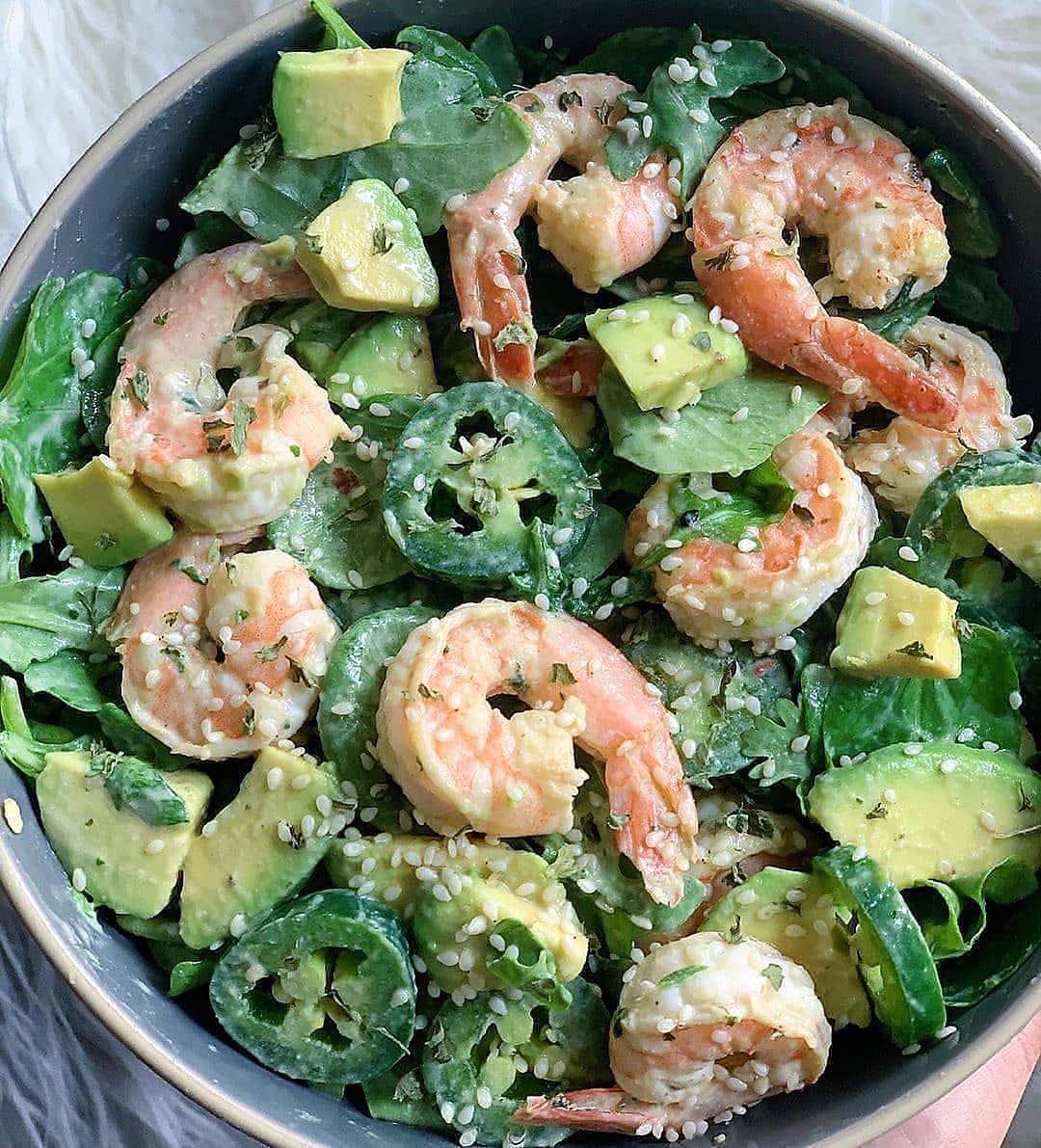 eBuyingGuideIn's tweet image. Shrimp, Avo, &amp;amp; Greens tossed in a lemony-garlicky tahini sauce by @shredhappens
-bit.ly/ketotipsandtri…