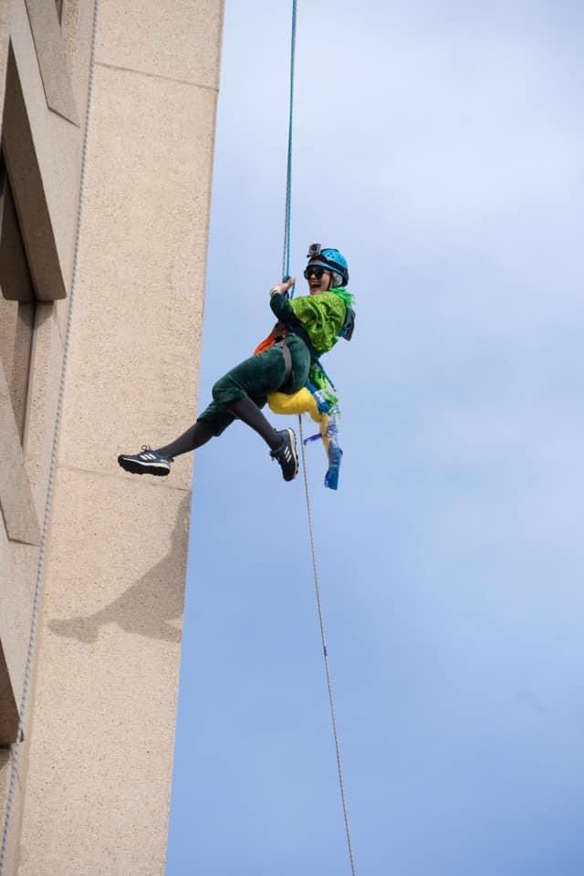 essiedavisdaily's tweet image. “It’s a bird! It’s a plane! It’s Essie Davis!” The Royal Hobart Hospital Research Foundation had the perfect caption for this photo😂 Congrats on rocking that abseil, Essie! And we’re so glad the fundraiser was such a huge success! 
📸: Brad Harris 

facebook.com/43169130356397…