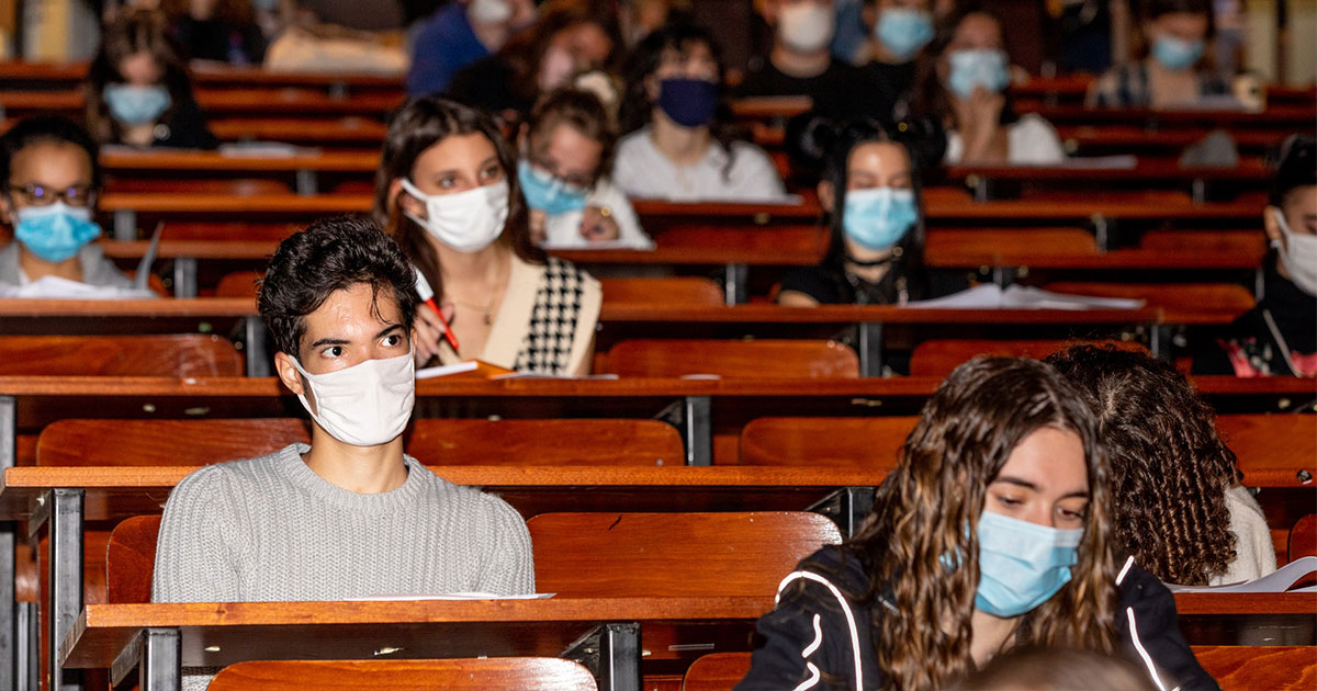 SorbonneParis1's tweet photo. Jusqu'au 18 septembre #Paris1PanthéonSorbonne organise des réunions de pré-rentrée pour l'ensemble des étudiants.
😷Crise sanitaire oblige l'université a mis en place un protocole qui s'impose à tous.

Retour sur la pré-rentrée au centre Saint-Charles 👉https://t.co/ECTTpRBCE0 https://t.co/4KzpdOx2rD