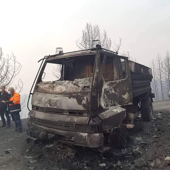 settaraslan's tweet photo. Evet...

Orman Genel Müdürlüğümüzde Mevsimlik İşçi olarak çalışan ve kadroyu sonuna kadar hak eden bu insanlar

Bu acı fotoğraflar çok şey anlatıyor!

Bir fidan uğrana canlarını hiçe sayan ve yorgunluktan toprağı başlarına yastık yapan fedakar emekçiler..

Vatan Size Minnettar. https://t.co/3WXEERpVKE