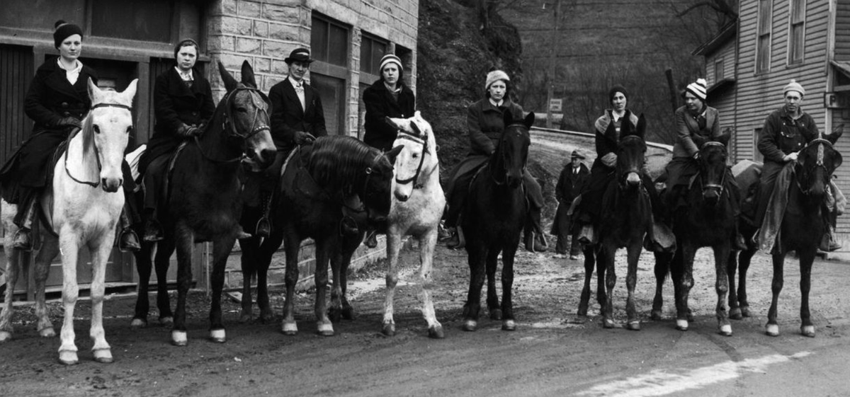 markdeckers's tweet photo. Bibiothecarresses-te-paard! In 1938 reden er 274! bibliothecaresses-te-paard rond om laaggeletterden te bereiken. De bezorgservice avant la lettre. Lees het hier: https://t.co/PRKy9fKzmw https://t.co/gCesMdwNlv