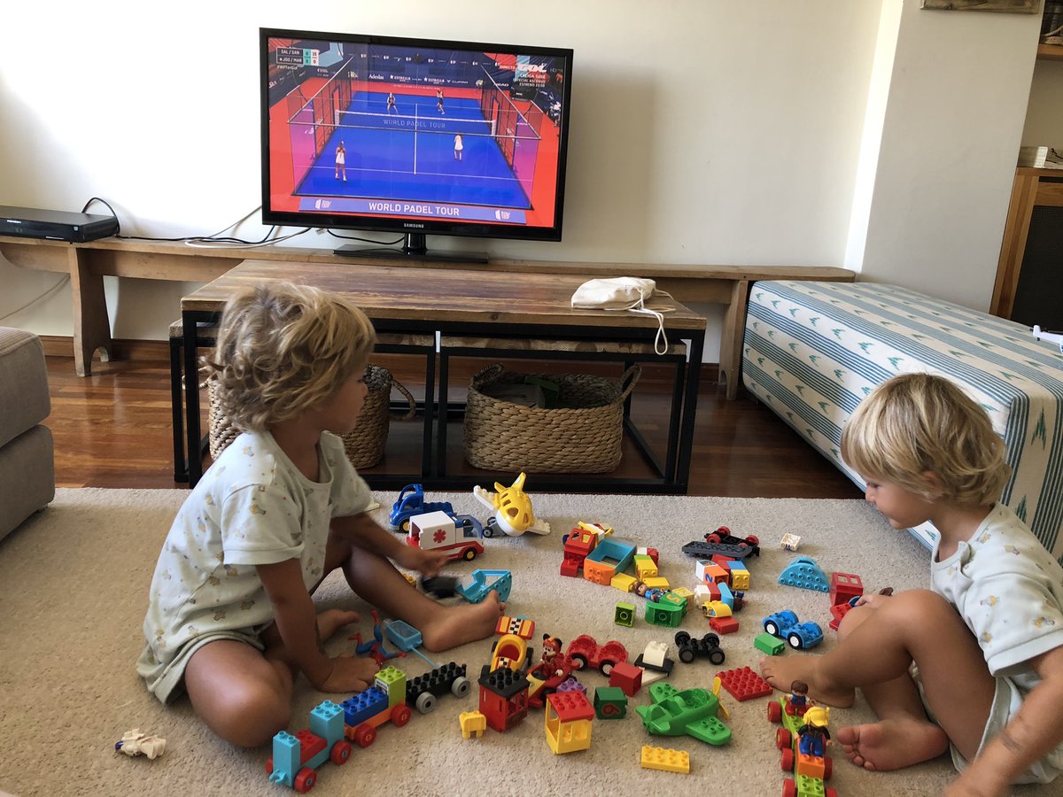 Un poco de <a href="/WorldPadelTour/">World Padel Tour</a> viendo a mi <a href="/AleeeeSalazar/">Alejandra Salazar</a> escuchando al gran <a href="/Sebanerone/">Sebastián Nerone</a> y con 2 rubios. #padelfemenino