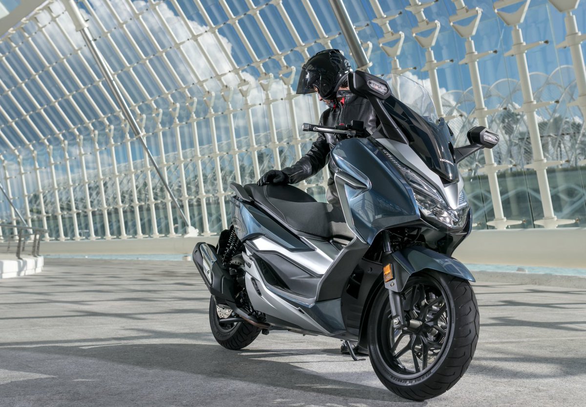 canariashonda's tweet photo. Creada para impresionar. 🙌😄

Una nueva imagen más esbelta acorde con sus excelentes prestaciones.

Así es la #Forza300 🛵

#HondaCanarias https://t.co/hPsZ1kourZ
