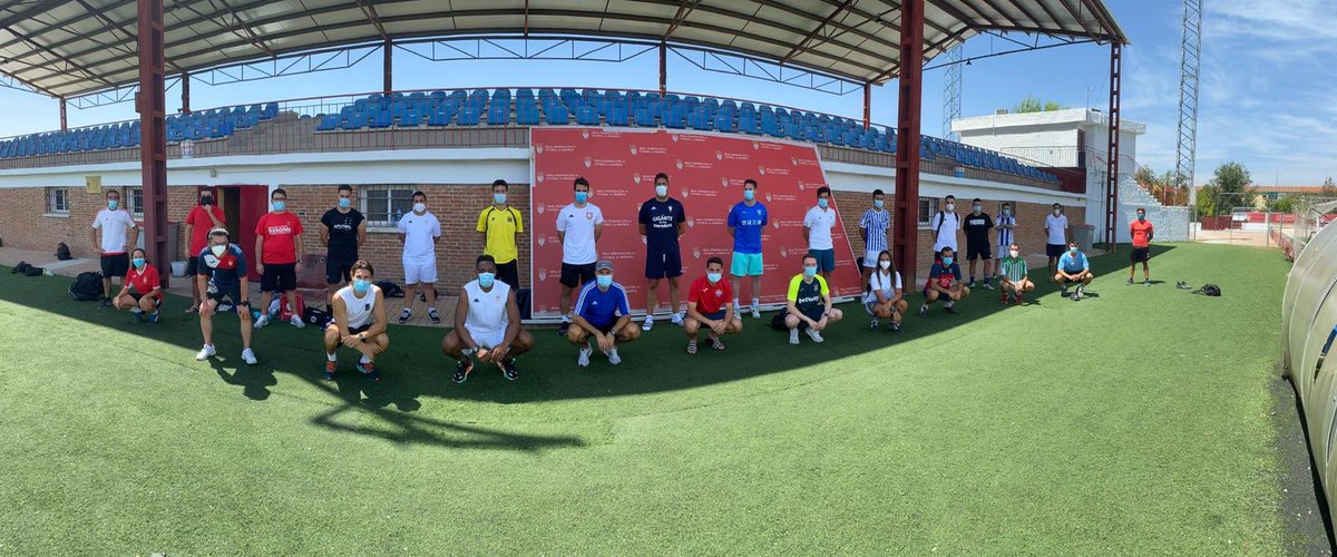 berlanga_06's tweet photo. Fin al Curso Entrenador Profesional!!! Esfuerzo y sacrificio máximo con mejor recompensa!!!! El calor humano siempre es necesario pero en época de pandemia se hace indispensable!!! Nuevos aprendizajes nuevas experiencias!!! Compañeros TOP!!! #cumplirobjetivos https://t.co/24J247P7de