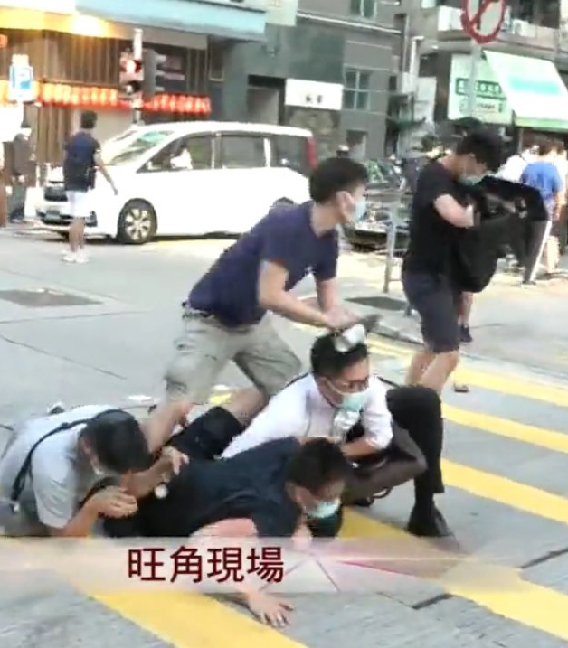 sumichouka's tweet photo. Without warning, a group of plaincloth #HKPolice officers subdued several citizens outside of a secondary school in Mongkok. These officers did no show their warrant cards prior to the arrest. Dozens of riot cops have arrived at the scene. #HongKongProtests

Photos: RTHK live https://t.co/H6r5O8sRR2
