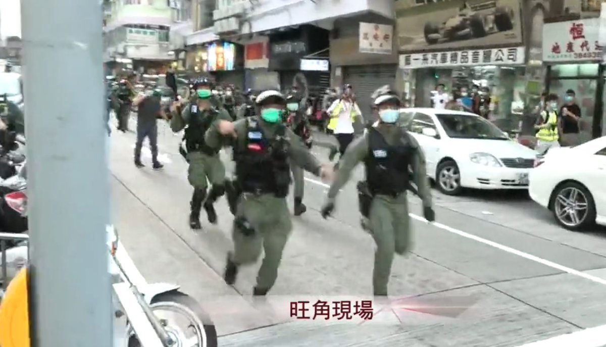 sumichouka's tweet photo. Without warning, a group of plaincloth #HKPolice officers subdued several citizens outside of a secondary school in Mongkok. These officers did no show their warrant cards prior to the arrest. Dozens of riot cops have arrived at the scene. #HongKongProtests

Photos: RTHK live https://t.co/H6r5O8sRR2