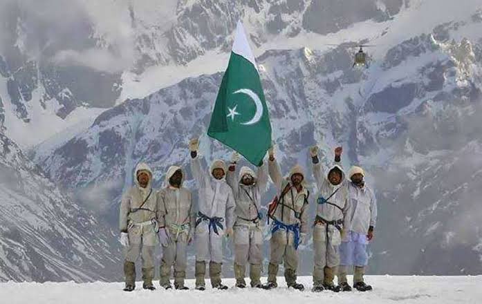 خدا کرے کہ مری ارضِ پاک پر اترے
وہ فصلِ گل جسے اندیشۂ زوال نہ ہو
یہاں جو پھول کھلے وہ کھلا رہے برسوں
یہاں خزاں کو گزرنے کی بھی مجال نہ ہو

#DefenceDay #PakistanZindabad