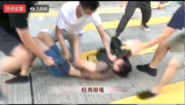 MarcoCh01888073's tweet photo. 1659 #旺角 #山東街 #洗衣街 #優才書院 #被捕人士
便衣警察將市民推倒在地後拖行，期間曾近距離發射胡椒噴霧。
#rthk https://t.co/zf4Dduxw9D