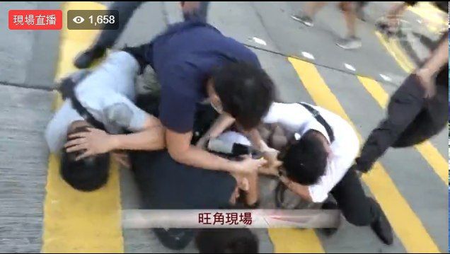 MarcoCh01888073's tweet photo. 1659 #旺角 #山東街 #洗衣街 #優才書院 #被捕人士
便衣警察將市民推倒在地後拖行，期間曾近距離發射胡椒噴霧。
#rthk https://t.co/zf4Dduxw9D