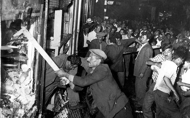 6 - 7 Eylül bu toprakların yaşadığı en büyük utançtır (bence). Bugün Yunanistan'ın Yunanistan olmasındaki en büyük etkendir buradan oraya giden Romalılar. Ve bugün servetiyle ahkam kesenlerin bir sürüsünün parası o günkü yağma ile hayata gelmiştir.