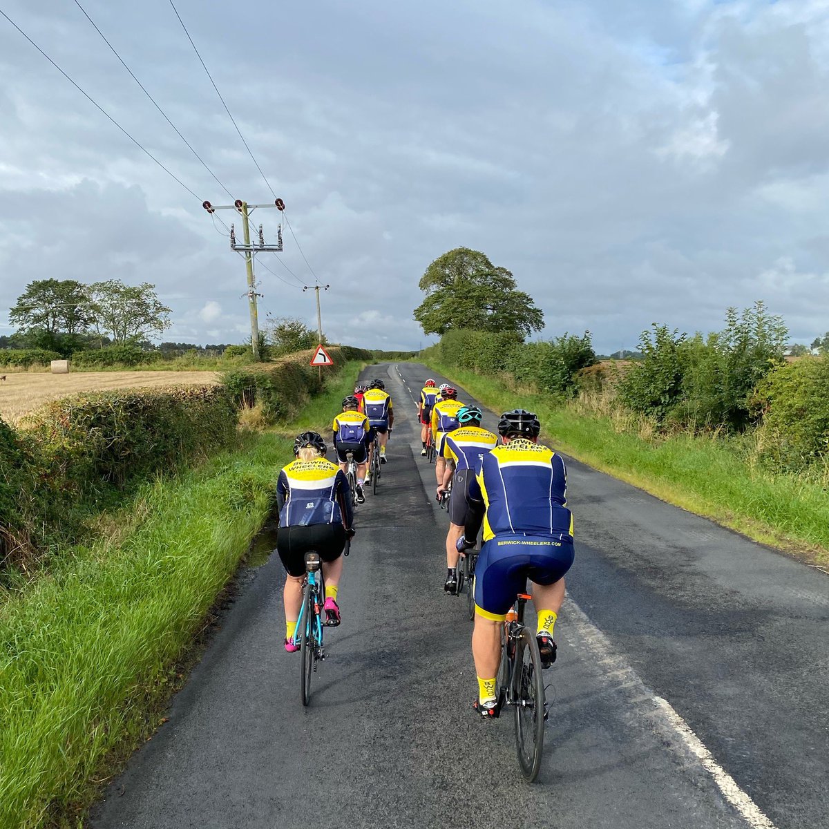 running_steved's tweet photo. A sea of yellow and blue this morning #sundaymorningride https://t.co/KJxYCJIzs0