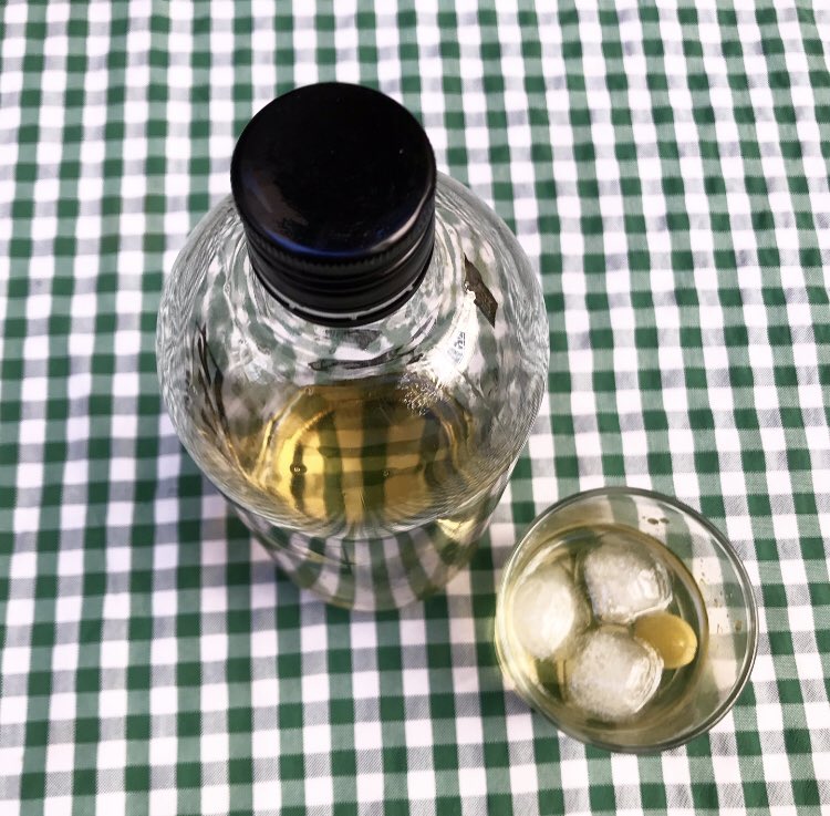 casamariol's tweet photo. Domingo. Llega la hora y el día oficial del vermut. ¿Eres más de vermut en casa o de #vermut de bar? 🥃
• • •
#CasaMariol #LaHoraDelVermut #Vermu #Vermouth #VermutBlanco #DOTerraAlta #Catalunya #ViCatala https://t.co/YJLwP0ldE1