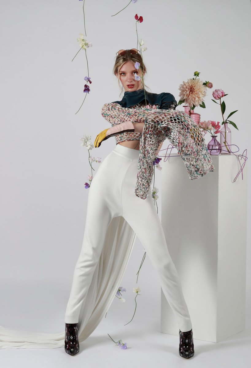 maisonfabre's tweet photo. Automne hiver 2020, ne plus rien toucher sans style. Maison Fabre dans Gmaro Magazine 💙 #gloves #gants #maisonfabre #millau #paris #palaisroyal #gantslavables #cuirlavable https://t.co/ixXu9YsMOZ