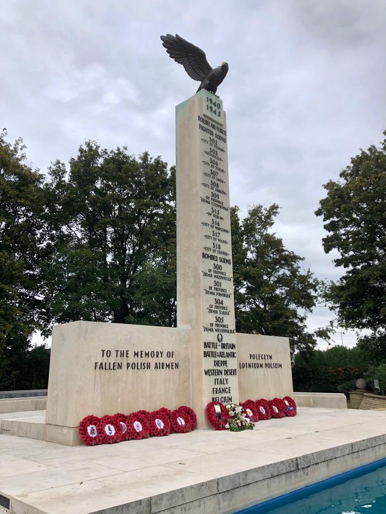 BofBBunker's tweet photo. Since 1948 a memorial service has been held at the #PolishAirForce Memorial near @RAFNortholt on the first weekend in Sept. A service could not take place this year, but wreaths were laid on Friday rep all the pilots, ground crew &amp; Sqns that participated in the Second World War. https://t.co/bhpUcI2wEp