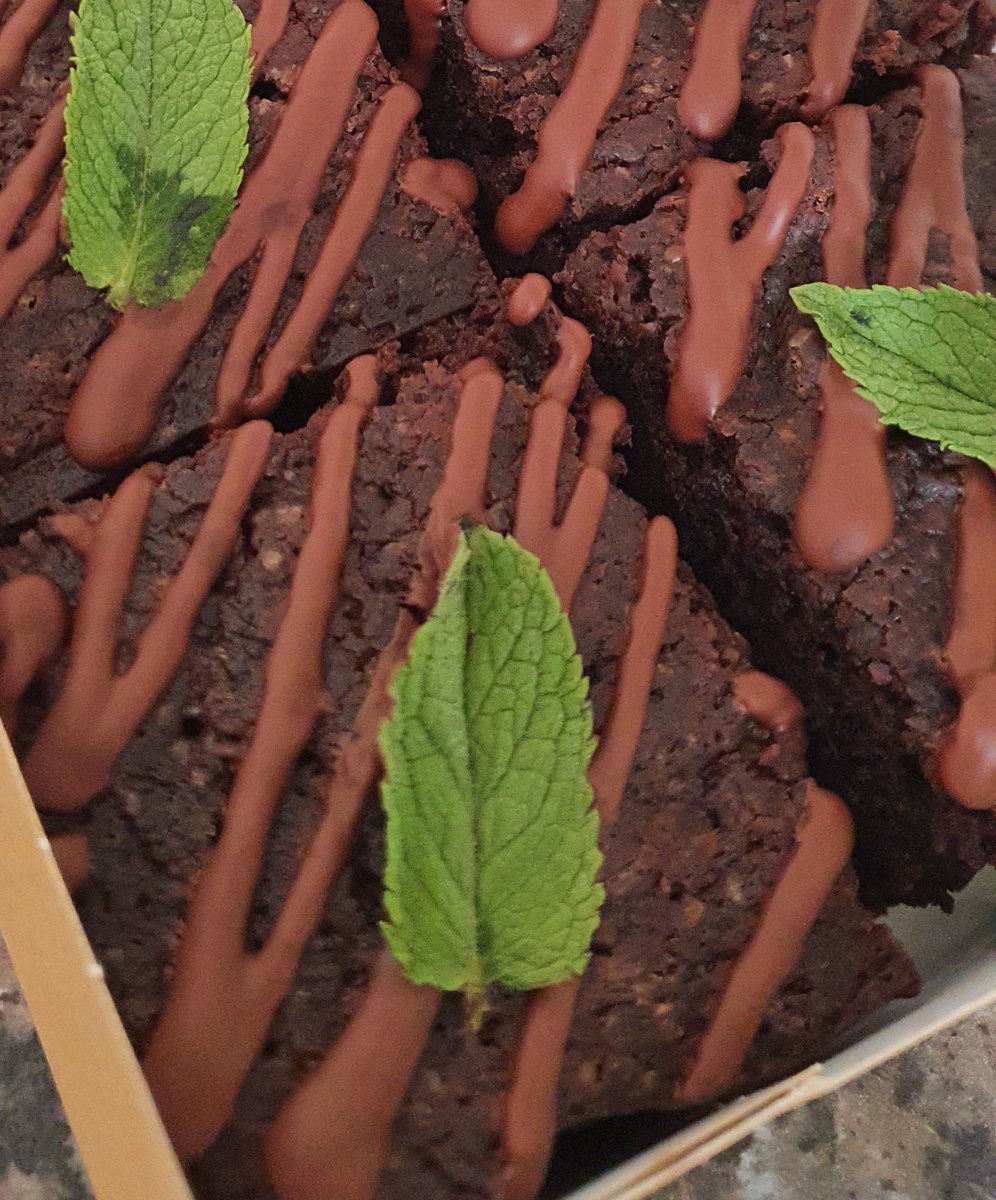 brownie_bh's tweet photo. Happy Sunday to all you lovely people 💚
#SundayMorning #Vegan #Brownies https://t.co/lbnhv64lHT