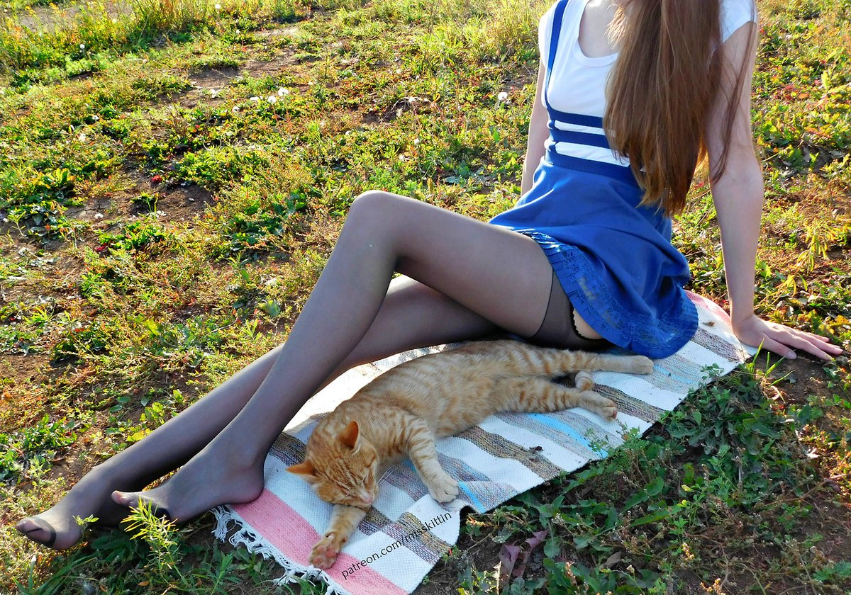 Enjoying the last warm days before the fall 🥰
What could be nicer than feet and paws in one picture? 
#stockings #pantyhose #tights #nylon #hosiery 

If you want to support me and get exclusive content:
💜 Patreon.com/misskittin