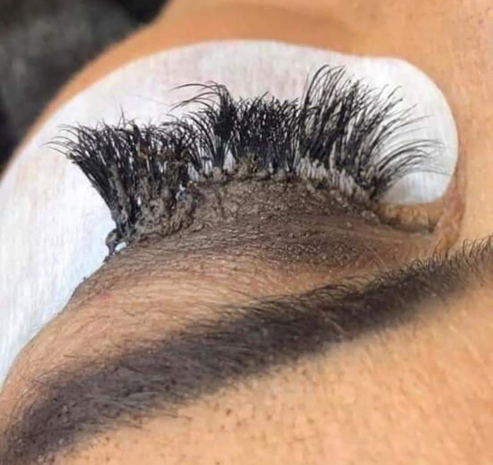 LaylaLaurenLeo's tweet photo. Ladies be careful ... 

#LashFail #GirlsTalkZA https://t.co/0mhvGXTtPW