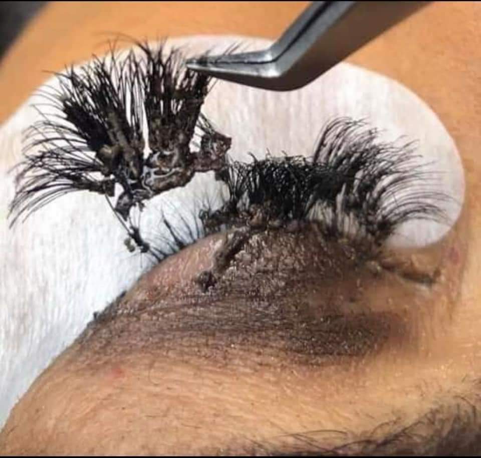 LaylaLaurenLeo's tweet photo. Ladies be careful ... 

#LashFail #GirlsTalkZA https://t.co/0mhvGXTtPW
