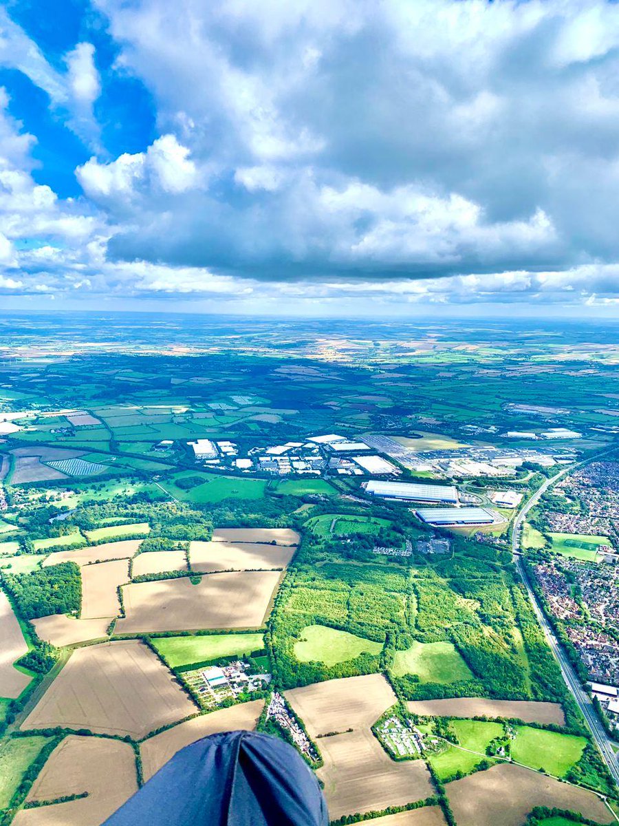 UKAFHangPara's tweet photo. A super harness picture from @Pilot_andymac, one of the leading @UKAFHangPara pilots, on his way to land near Shrivenham while competing in the annual North-South Cup, when the top free flyers from either half of the country battle it out for the coveted cup and bragging rights! https://t.co/nGaQAr4VxR