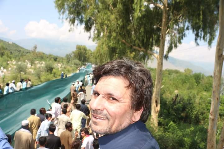 MjamilBj's tweet photo. یوم دفاع کے موقع پر باجوڑ میں تین کلومیٹرلمبی پاکستانی جھنڈی کے نمائش ہزاروں کے تعدادہ میں لوگوں کے شرکت ایم این اے گل ظفر خان کے قیادت میں#PakArmyZindabad https://t.co/QZD8AoxqSO