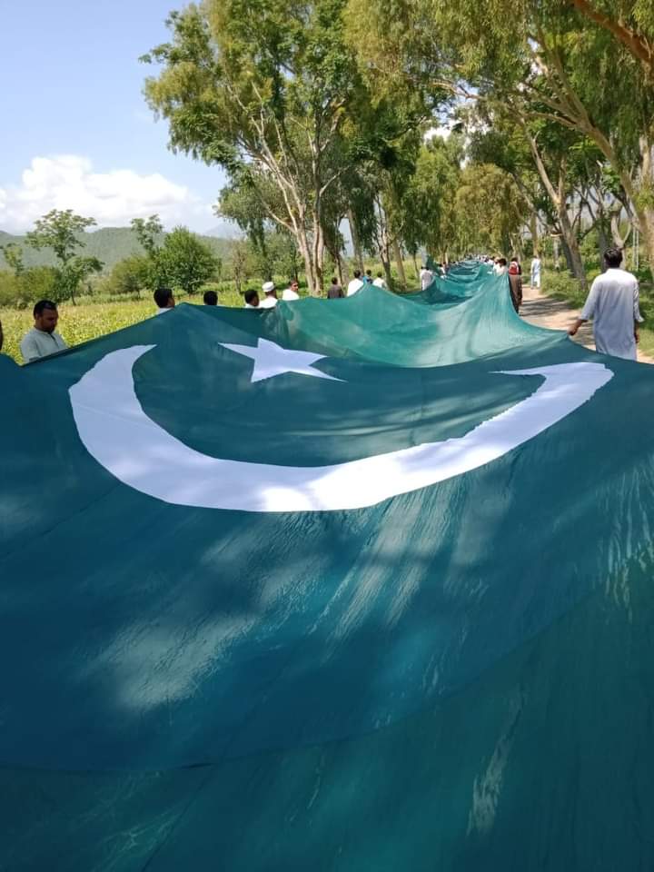 MjamilBj's tweet photo. یوم دفاع کے موقع پر باجوڑ میں تین کلومیٹرلمبی پاکستانی جھنڈی کے نمائش ہزاروں کے تعدادہ میں لوگوں کے شرکت ایم این اے گل ظفر خان کے قیادت میں#PakArmyZindabad https://t.co/QZD8AoxqSO