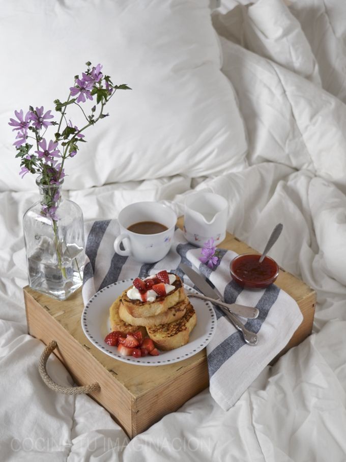 —Tras preparar el desayuno a <a href="/LegacyOfTheGods/">Rosie. —old!au.</a>, va con él hasta la habitación. Lo deja sobre la mesilla, antes de tumbarse con su mujer y tratar de despertarla a besos.—