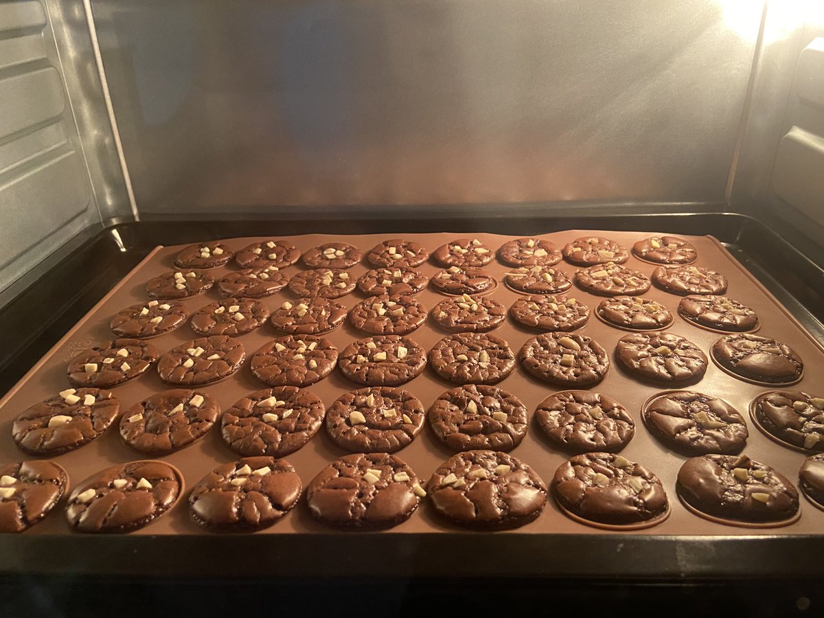 ariffisnme's tweet photo. Hye assalamualaikum . saya ade jual brownies cookies .. Belom cuba belom tahu, sudah cuba pasti repeat order lagi.. cod area ipoh,jauh boleh beli di shopee https://t.co/kKszzU5GGl atau Pm https://t.co/m0AquRtR5d  Rt utk rezeki saya @MohKeIpoh @IpohAjer @TwitPerak https://t.co/tn6KsMt44V