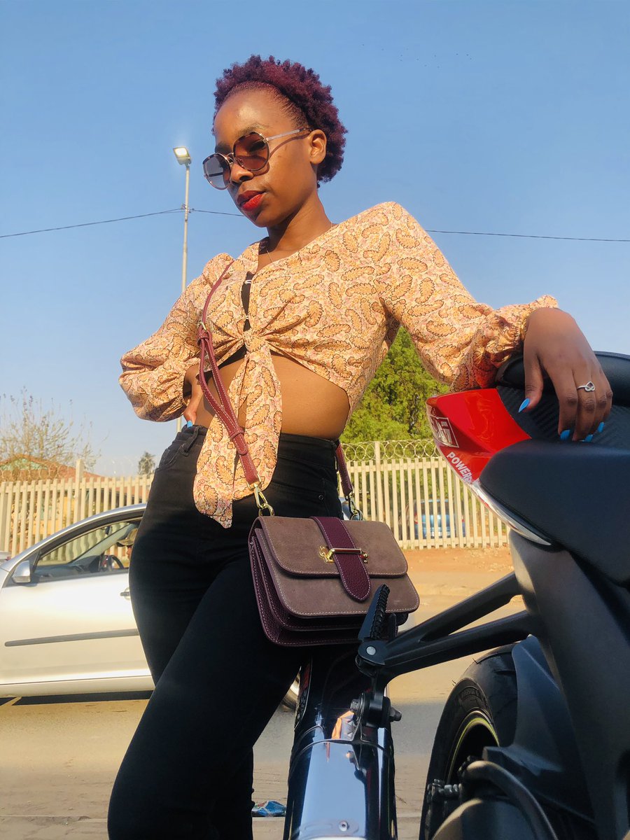 LuyandaSibeko2's tweet photo. I donโt see anything that would give @Clicks_SA the idea that my hair is dry & damaged/ frizzy & dull. Our kinky hair is the beauty of us black woman. This is the greatest disrespect to us black woman who are comfortable in our skin and in the way God created us #normalhair https://t.co/zbxtEXYRRg