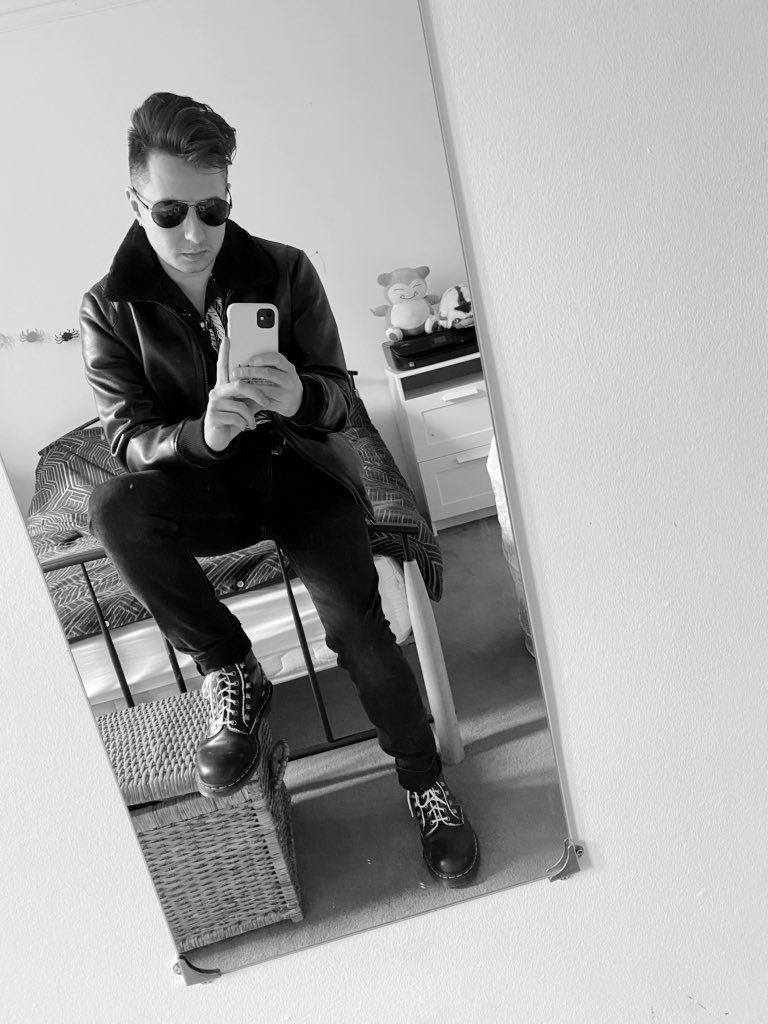 I’m a bit late for #ThirstTrapRPG - but this is about as close as I get! Embodying my half-elf rogue with a twist of my goth flavour! 🕶 💀 🗡 #dungeonsanddragons #rpg #ttrpg