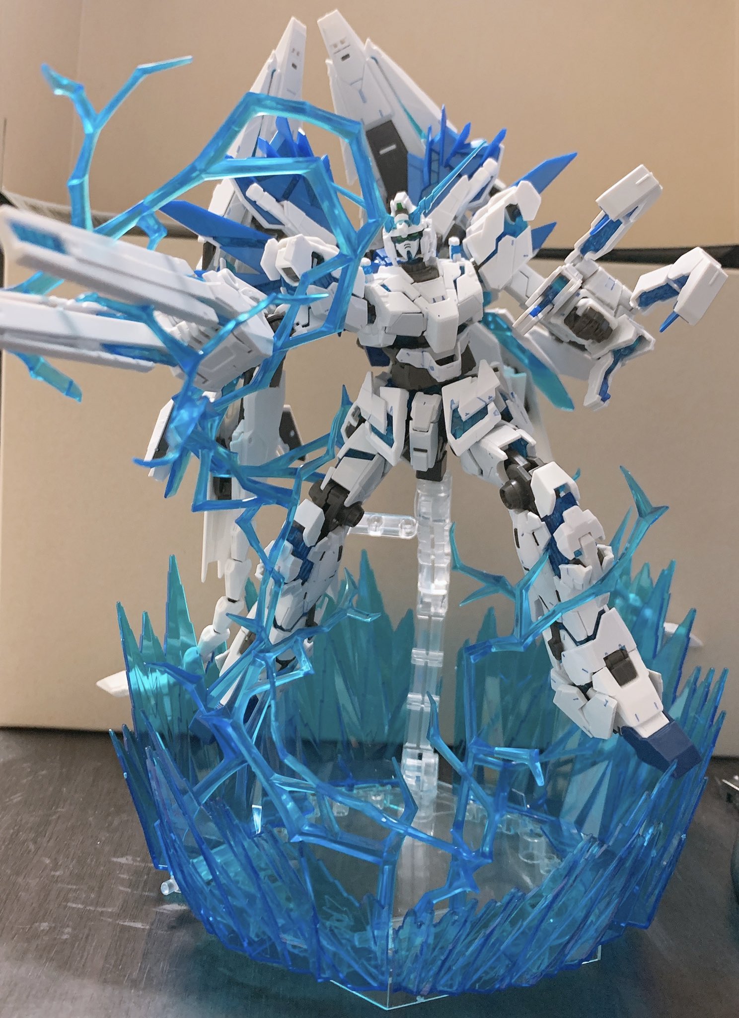 ディアッカ デレマス24時間見ながら作ったガンプラその4 Rgユニコーンガンダムペルフェクテビリティと青オーラスタンド 迸る青オーラがユニコーンのオカルト感と調和しててめちゃくちゃカッコいい 最高の生配信に最高のガンプラ 最高だな T Co