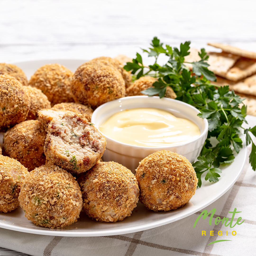 🤤El domingo es el día ideal para tomar este delicioso aperitivo! Bolas de queso con jamón ibérico #monteregio 

✴️ Entra en nuestra web ➡️ monteregio.com consigue tu paleta serrana o Iberica y haz tus propias bolitas de queso! Deliciosas como las nuestras!!😋