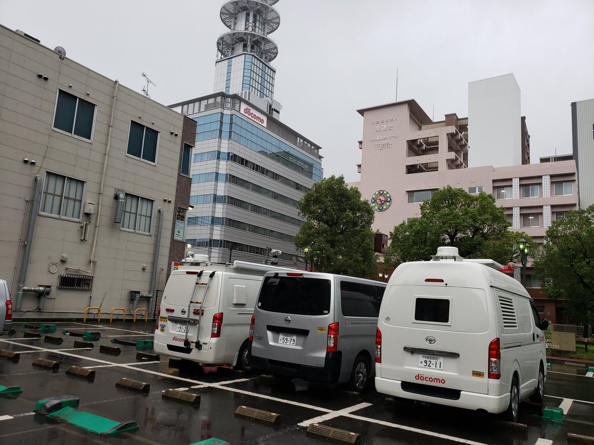 電波やくざ 手術終わるまで活動休止 En Twitter ドコモ鹿児島ビルの近くに宇都宮ナンバーの車載基地局車と電源車が来ているのを確認 台風10号の災害対応応援で全国からぞくぞく基地局車が九州に集合中