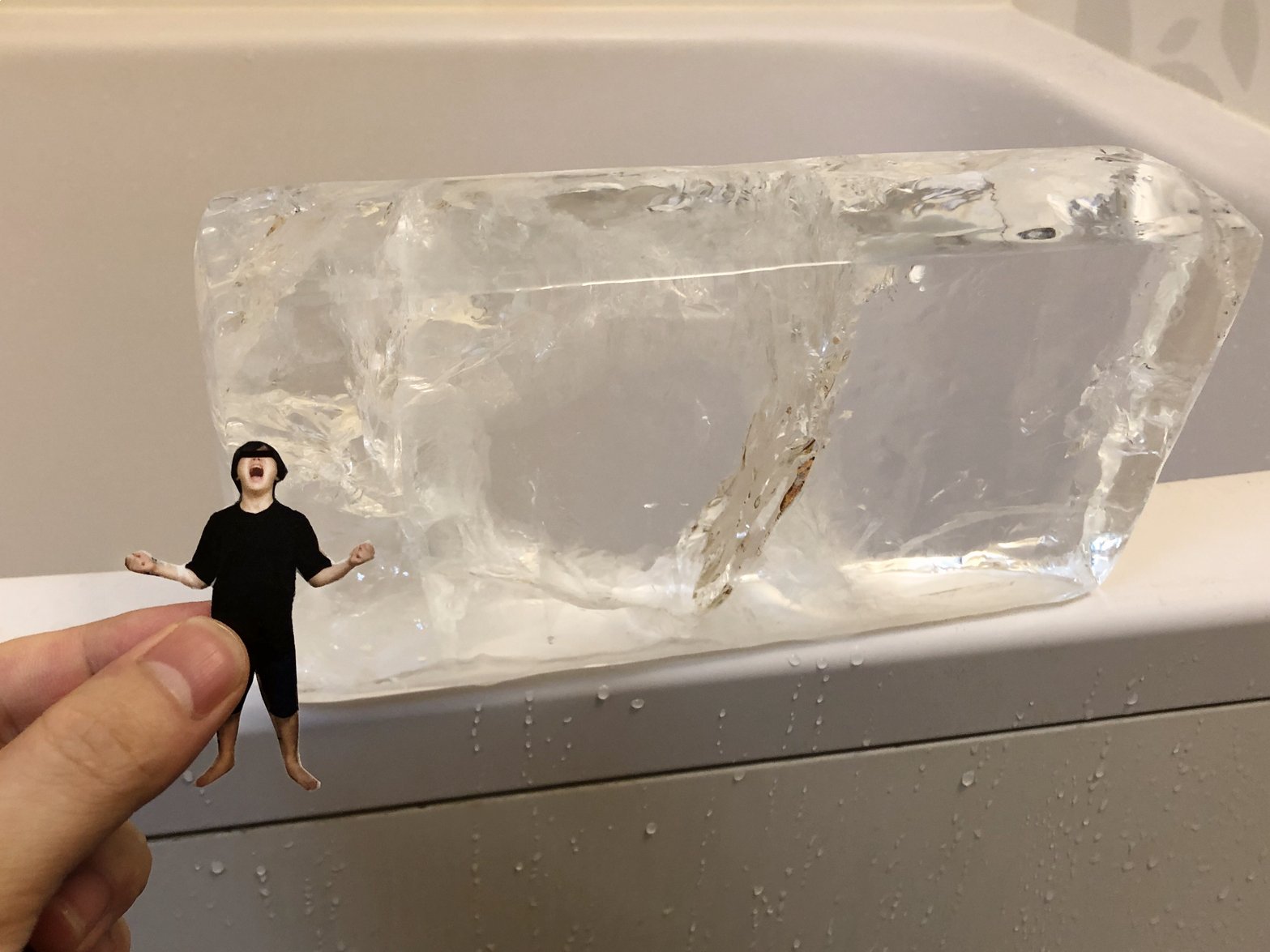 Arufa ひびを入れた氷 に自分を貼りつけるとカッコイイ写真が撮れることを発見したので ブチ切れた能力者が全力の必殺技を炸裂させるやつ の写真を撮って遊びました T Co Jp6dqcjnxr Twitter