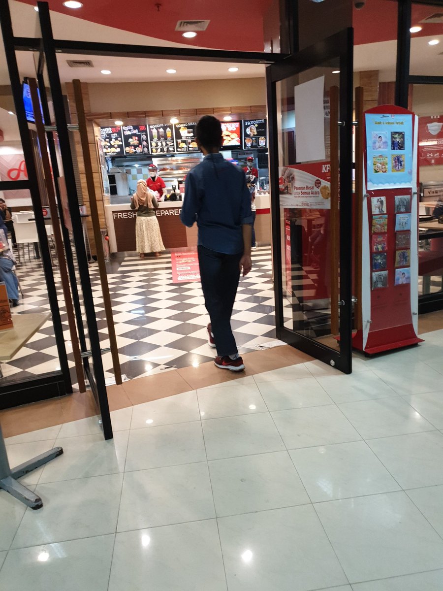 Mungkin pengelola <a href="/KFCINDONESIA/">KFC Indonesia (Jagonya Ayam!)🔥</a> di <a href="/BluPlazaBKS/">Blu Plaza Bekasi</a> sudah tidak berniat untuk buka gerai atau ACnya rusak tapi tidak cepat diperbaiki..panasnya luar biasa di dalem..