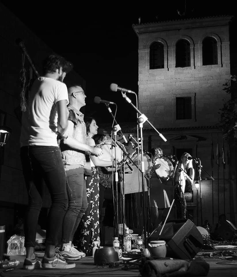 RINGORRANGO's tweet photo. Esta noche a las 20.30h. derrocharemos #FolkloreHistérico en el #FolkZamora acompañados por la @aedonsancho
¿Te lo vas a perder?

#Ringorrango #Ecléctico #FolkloreHistérico #ManojitoDeCantares

*AFORO LIMITADO. Obligatorio uso de mascarilla y gel hidroalcohólico

📸 Carlos Fraile https://t.co/SRRC0abjuv