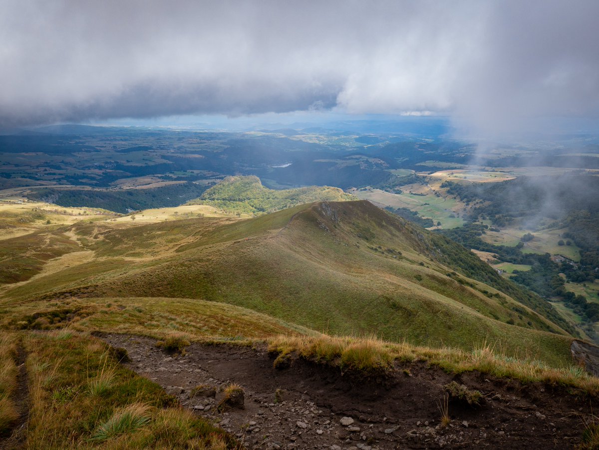 SLCDT25's tweet photo. #Randonnée en #Auvergne. Quel magnifique endroit à aller visiter.

#Rando #Hik #hiking #trek #treking #sancy #montdore #puydedome #puy @auvergnerhalpes @Auvergne https://t.co/JClBTshw7k