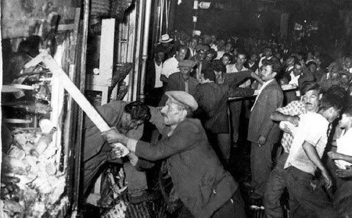 3/That night of Tuesday, September 6, 1955, the  #Hellenism of  #Constantinople suffered overwhelming damage from rioting crowds and hordes of Turks who, in few hours, destroyed the properties of the Greeks with a single purpose: ethnic cleansing. #LethalNationalism #Pogrom1955