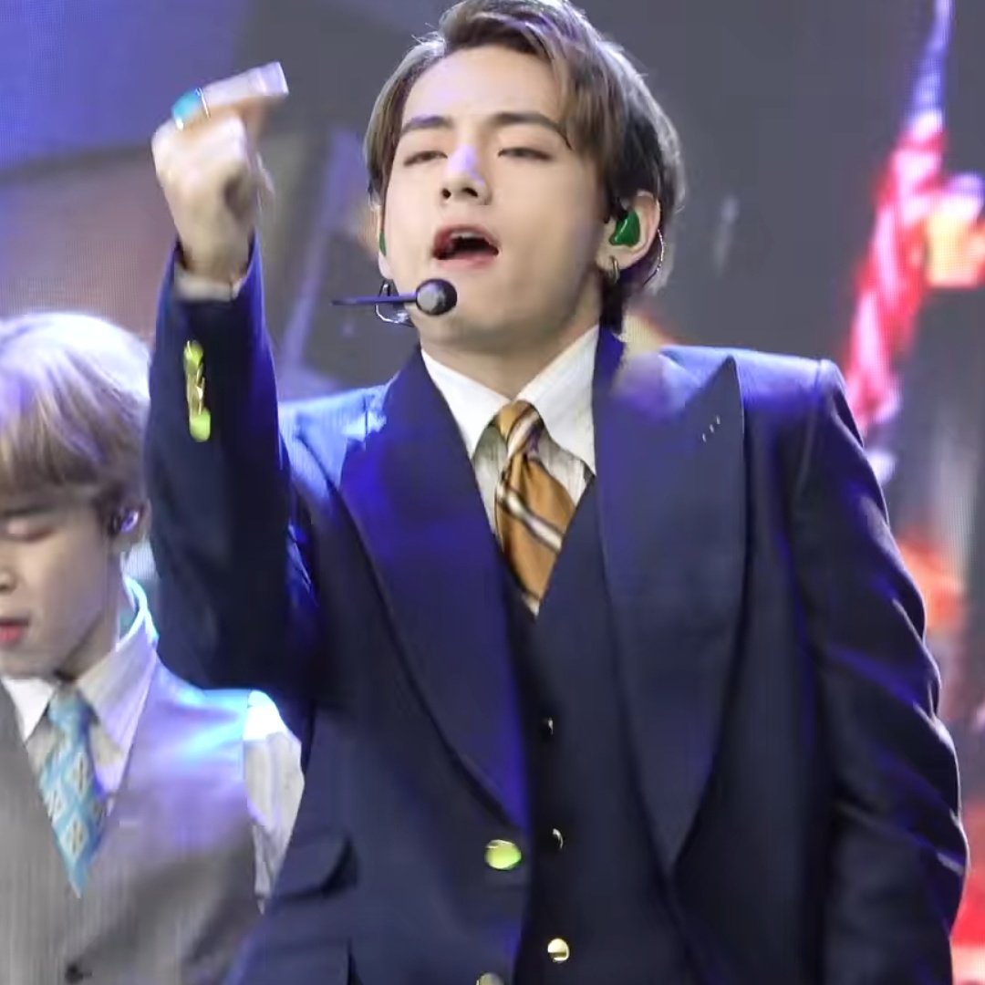 chucklesbts's tweet photo. TAEHYUNG'S FACIAL EXPRESSIONS??? SIR??? https://t.co/ABqFsneMKb