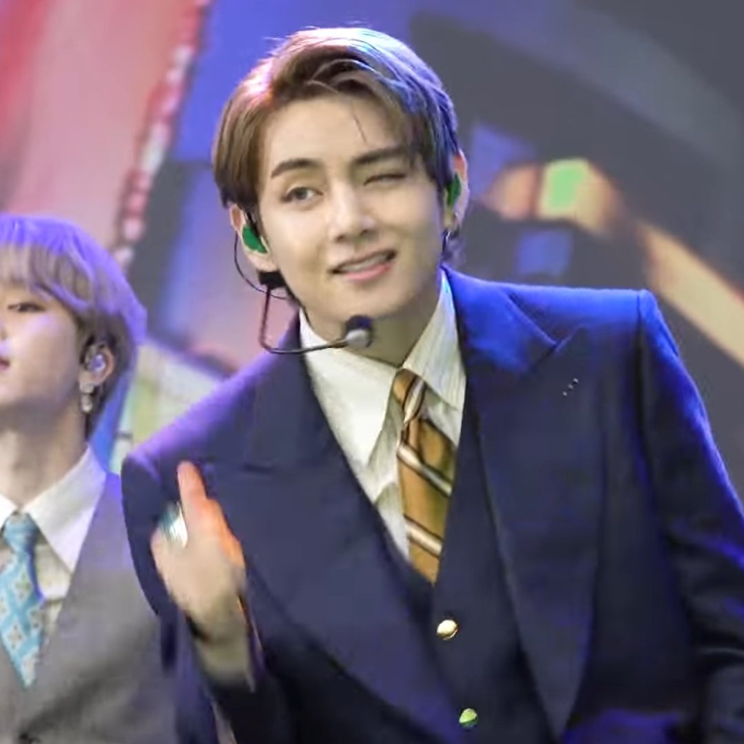 chucklesbts's tweet photo. TAEHYUNG'S FACIAL EXPRESSIONS??? SIR??? https://t.co/ABqFsneMKb