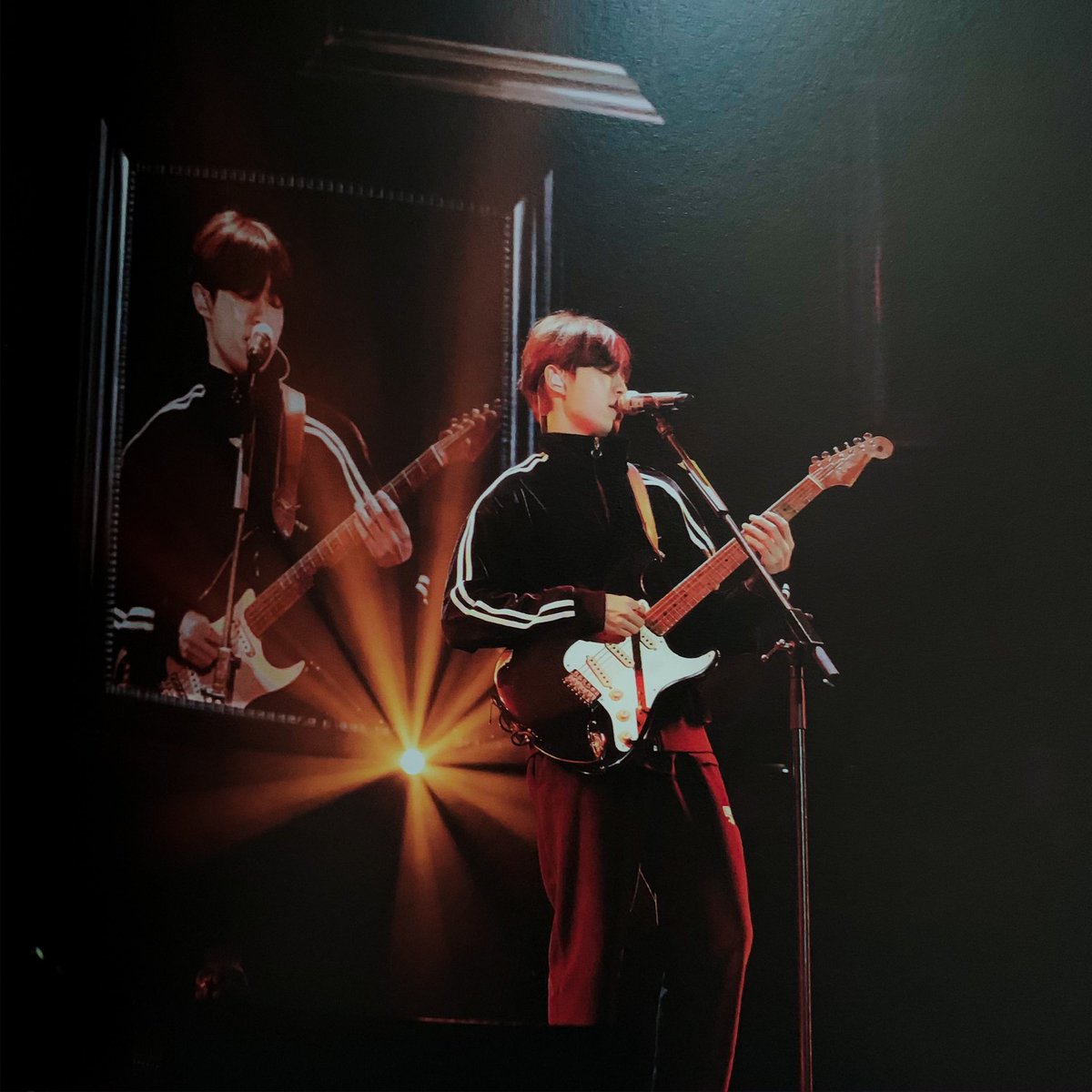 Sirinyyy's tweet photo. ไอ้มินถ้ามึงคิดจะจีบน้องคนเล็กสุดน่ะนะ กูขอบอกเอาไว้ก่อนเลยว่าพี่ชายบ้านนี้แม่งโหดสัด คนโตเป็นนักบอลทีมชาติ คนรองเป็นนักร้อง และคนที่สามเป็นครูสอนดำน้ำ ทุกคนแม่งไม่มีเวลาว่างหรอก แต่ถ้ามีคนมาจีบน้องสุดท้องเมื่อไหร่มันมารวมตัวแน่ๆ https://t.co/PPkRYowH7R
