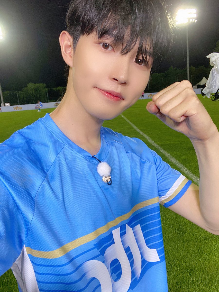 Sirinyyy's tweet photo. ไอ้มินถ้ามึงคิดจะจีบน้องคนเล็กสุดน่ะนะ กูขอบอกเอาไว้ก่อนเลยว่าพี่ชายบ้านนี้แม่งโหดสัด คนโตเป็นนักบอลทีมชาติ คนรองเป็นนักร้อง และคนที่สามเป็นครูสอนดำน้ำ ทุกคนแม่งไม่มีเวลาว่างหรอก แต่ถ้ามีคนมาจีบน้องสุดท้องเมื่อไหร่มันมารวมตัวแน่ๆ https://t.co/PPkRYowH7R