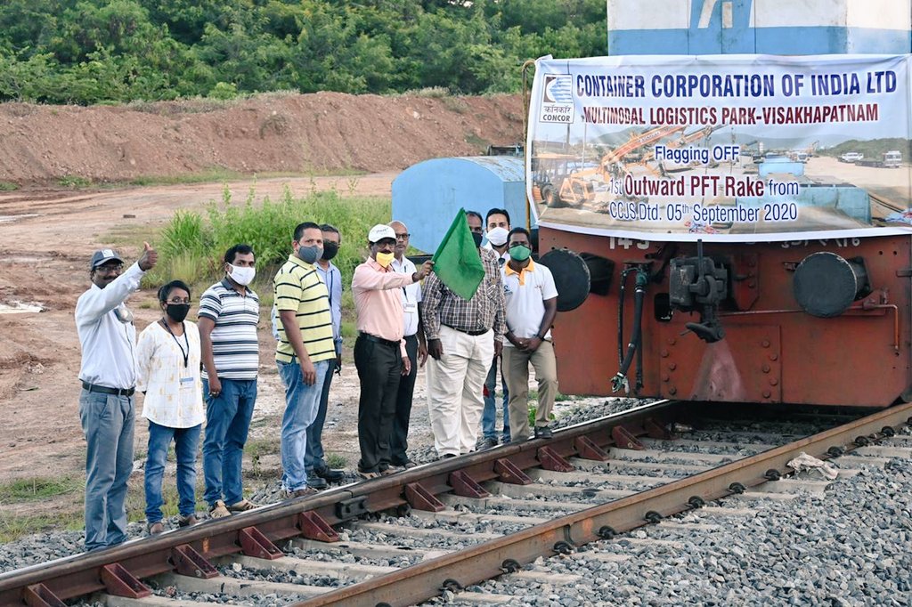 concor_india's tweet photo. First ever outward steel loading in BRN wagons from @concor_india PFT at Visakhapatnam to Chennai (KOKG), carrying cargo of @JSPLCorporate .
#Concor_Can_Conquer 
@RailMinIndia https://t.co/oiE9PHNRSn
