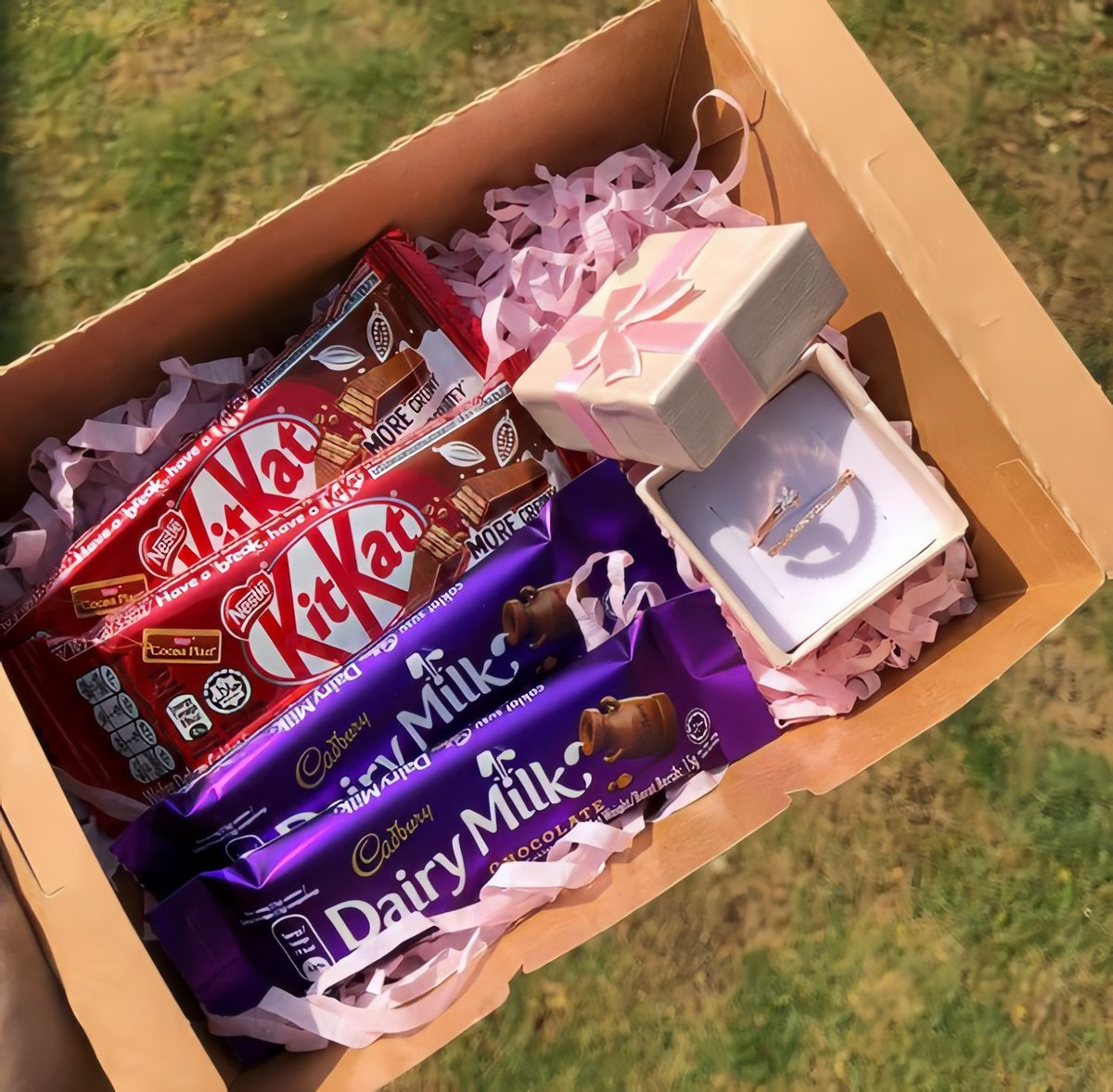 giftbxthuncrns's tweet photo. Flower Gift Set! 💐 

🛒 Rm24 only exc postage 

💐 Includes; flower ring &amp; case, kitkat, cadbury 

💐 Free wish card &amp;box with ribbon 

💐 Can request to add on polaroid/motivation quotes 

Whatsapp to place order 📩 https://t.co/F5rgEhPs7n